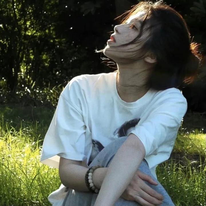 庭院里的女人